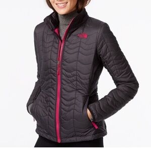 THE NORTH FACE Women’s Size Small Bombay grey and raspberry quilted jacket